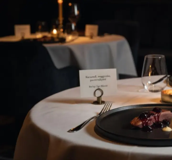 Elegáns fine dining teríték arany részletekkel