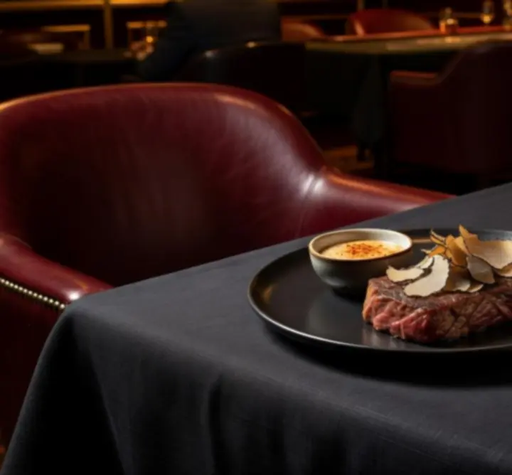 Gourmet fogás elegáns pókerasztal mellett tálalva
